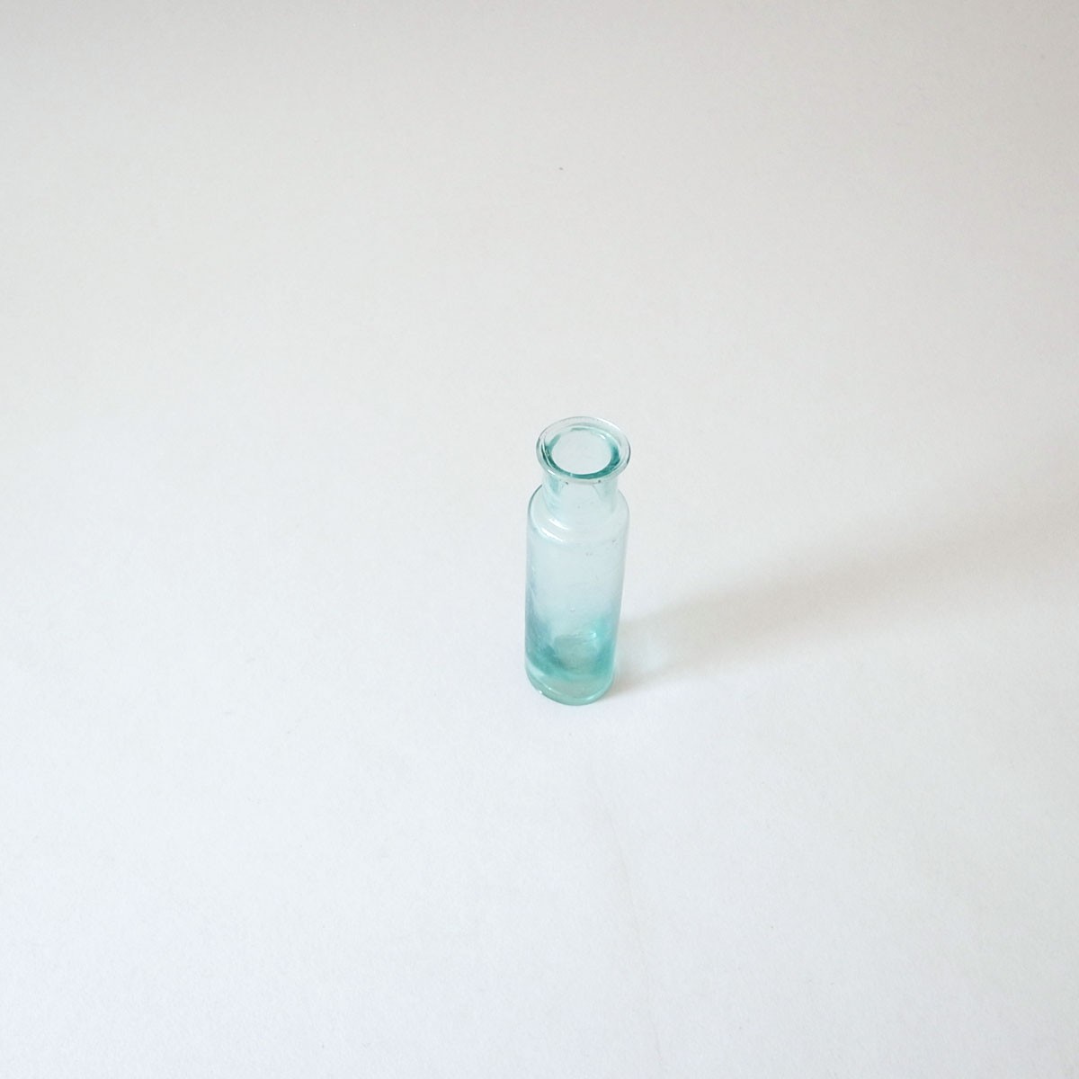 新作販売 ガラスの小瓶 まとめ売り 蓋付き インテリア レトロ アンティーク 薬瓶